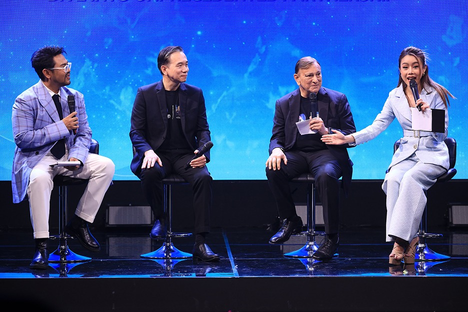 The signing MOU between Columbia Pucture Aquaverse and Ch7HD